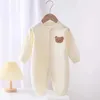 Rompers 2023 Autumn Baby Romper Solid Color Bear Jumpsuit Cotton Spring Nyfödda enstycken kläder för pojkar flickor spädbarn onesie 0-18ml231114