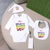 Tasarımcılar Yenidoğan Bodysuit Bebek Rompers Giyim Setleri Üç Parçalı Onesies Cap Baby Bib Pamuklu Romper Bebek Tulumları CHD2312151 SASAKIDS