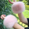 Cinq doigts Gants Qearlstar 100% Haute Qualité Femmes Fausse Fourrure Poignets Élastique Bras Chaud En Peluche Épais Bracelet Femme Fourrure Oversleeve Main Anneau 231215