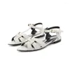 Sandaler 2024Flat Bottom Kvinnor Spotted Open Toe Leather Outdoor Slippers i kombination med Dress Handmade Flat