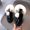 Buty zima 2024 moda Pluszowe krótkie buty ciepłe bawełniane buty dzieci słodkie królik bez poślizgu buty śnieżne dziewczyny świąteczne but na imprezę 231215