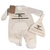 Nyfödda designer män och kvinnors baby krypande bomulls-brev tryck mode ha kläder bib huva tvådelar set d012