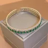 Braccialetto Pendolare Design di nicchia Bracciale con apertura in zirconi per le donne Nobile eleganza Brillantezza geometrica Bracciale con smeraldo Accessori per le vacanze