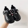 Designer barn plattskor barnmetaller brev triangel märkning pu läder skor 2024 fjäder flickor bekväm mjuk botten sko z6057