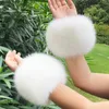 Cinq doigts Gants Qearlstar 100% Haute Qualité Femmes Fausse Fourrure Poignets Élastique Bras Chaud En Peluche Épais Bracelet Femme Fourrure Oversleeve Main Anneau 231215