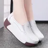 Chaussures habillées 2023 Automne Semelle épaisse Wedge Casual Slip-On Slip-Ons pour femmes Bout rond Concis peu profond Femmes