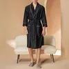 Vêtements de nuit pour hommes Hommes Satin Kimono Robe Élégant Contraste À Manches Longues Col En V Avec Poches Luxueux Peignoir Vêtements De Maison