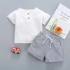 Ensembles de vêtements 2pcs bébé garçon été bulle coton couleur pure col rond manches courtes bouton pull + ceinture short à rayures costume R231215