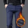 Pantaloni da uomo Pantaloni in pile Pantaloni invernali da uomo più spessi dritti elasticizzati scozzesi Moda casual da lavoro Pantaloni maschili di marca Blu Nero 231215