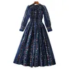 夏の女性向けのフランスのレトロな青い花柄のドレス、スリムな腰と社交的な気質。ハイウエストの長いスカート