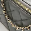 Designer-Kosmetik-Damen-Kosmetikkoffer aus Schaffell in Spiegelqualität mit Kettenhandtasche und C105. 70 % Rabatt auf Online-Verkäufe