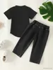 Set di abbigliamento 2 pezzi Ragazzi Primavera e autunno Colore puro Colletto tondo Maniche corte T-shirt con orlo a forma di ventaglio + Pantaloni jeans con foro