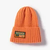 Trapper Chapéus Coreano Letra Beanie Chapéu Moda Mulheres Pano Etiqueta Caps Outono Inverno Ao Ar Livre Casal Quente Malha Cor Sólida Simples Cap 231215