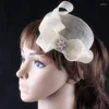 Charmig beige fascinatorer hatt sinamay bas och trim med brosch prydd bröllop brud huvudbonad kyrkor millinery party