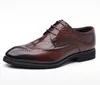 Nuove scarpe da uomo Tendenza moda stampa alligatore Classico pizzo intagliato cavo Comodo business casual Oxford