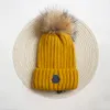 Stickad päls pom pom hatt svart silikon logotyp klassisk modedesigner skalle cap brev cap unisex hög kvalitet ok