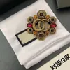 Designer Letters Broche Mode Beroemde Brief Broches Ruby Crystal Parel Luxe Koppels Individualiteit Strass Pak Pin Jewelry2746