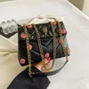 Abendtaschen 2023 Sommer Eagle Head Chain Crossbody für Frauen UK Marke Designer Mode Trend Handtasche PU Umhängetasche Diamant Blume 231214