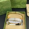 Bangle Designer Luxury Box Packaging Designer High Sense Womens Gift Silver Plated Spring Style Letter Quality Par Family Armband PC1G