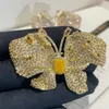Brosches söt söt fjäril lady stift elegant rosa chalcedony gul agat zirkon kvinnor brosch smycken kostym tillbehör