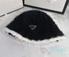 Cappelli a secchiello in cashmere di lusso Donne famose Marchio Triangolo Lettere Colore solido Cappello a tesa larga Inverno Mantieni caldo Deckle Edge Cappello da pescatore Accessori moda