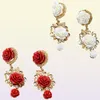 バロックコートスタイルの女性長いドロップイヤリングビンテージ赤い白い花のぶら下がったイヤリングは、ショーパーティーのために宝石を誇張しています56482162922166