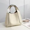 Borsa a tracolla da donna di design Continuando il classico vintage c'è un gancio al centro per un facile stile concavo Borsa di design Borsa a tracolla casual da donna