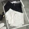 Nieuwe mode nieuwe zomer dames witte denim shorts sexy gat gescheurde mini jeans shorts dames streetwear kwastje hoge taille shortsL231215