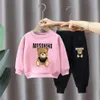 Set di abbigliamento Ragazze Autunno Set 2023 Nuovo simpatico orso Stampa Design Maglione per bambini Primavera e autunno Set a due pezzi 231215