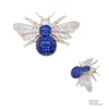 Pins broszki TKJ 925 Serling Silver Gold Pleated Cz Diamond Round Sapphire Bee Enamel Pin Fash