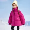 Płaszcz w dół 2023 Zimowe dziewczęta średnie i duże dzieci zagęszczanie ćwiczeń Moda prosta luźna krótka kurtka