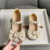 Sneakers 2023 mjuka barn mode flickor Mary Jane skor båge med pärlor mångsidiga enkla barn casual plattform moccasin 231215