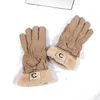 2023 Designer-Fünf-Finger-Handschuhe aus Leder für Damen, kurzes Haar, dicke Handschuhe, Retro-Mode, solide, einfache Schutzhandschuhe, warm im Winter