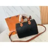 Top 5A Akşam Çantalar Kozmetik Çantalar Kadın Tote Çanta Hızlı Bandouliere Deri Kabartmalı Klasik Çiçek Çiçek Tasarımcıları Crossbody Bag Messenger Bayan Yastık Kaskası