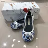 Lüks kız ayakkabı mavi çiçekler basılı tüm bebek spor ayakkabıları boyutu 26-35 ayakkabı kutusu tasarımcısı çocuk prenses ayakkabıları dec05 dahil