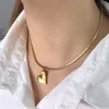 Collana d'amore in oro 18 carati di lusso leggero, tendenza personalizzata, design di nicchia, sensazione di fascia alta, set di orecchini a forma di cuore di pesca in acciaio al titanio da donna