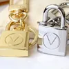 كيرينج كيس سحر مفاتيح الفاخرة L Circle Titanium Steel Lock Head V V على شكل حرف V قلادة شحن مجاني الجملة Bijoux Cjewelers