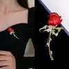 Den senaste romantiska röda rosbrosch mode 18k guldpläterad brosch liten söt vind smycken tillbehör bröllop fest gåva