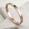 Charmarmband designer smycken armband för män kvinnor bijoux cjewelers bokstav g röd grön dropplim titan stål spänne armband