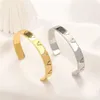 Bracciale di design per uomo lettera braccialetto largo placcato oro argento pulsara gioielli classici regalo festa della mamma braccialetti di lusso alla moda non appannamento zb090