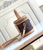 Designväska mode hinkväska mini axelväska på handväska klassisk elegant crossbody väska niten botten lyxcylinderväska