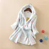 Serviettes Robes Peignoir pour enfants vêtements de nuit à manches longues à capuche vêtements de maison belles robes pour enfants garçons filles serviette de bain automne hiver 2-7 ans 231215