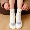 Calcetines Calcetería 5 pares Cómodos calcetines de lana de coral suave Calcetines de mujer Love Cat Paw Print Mid-Tube Warm Cartoon Engrosamiento Calcetines para dormir 231215