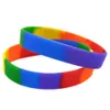 OneBandaHouse 50 Stück Lot Regenbogenfarben geprägtes Pride Silikonarmband Armband266y