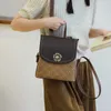Varumärkesväska 2024 Ny fashionabel designkänsla liten stand ryggsäck för kvinnliga högskolestudenter klassrum pendling resor