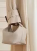 列本の革張りのランチボックスバッグ、秋と冬の新しいバケツバッグ、ミニマリストのデザイン、ハイエンドの雰囲気、女性のためのハンドヘルドバッグ231215
