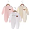 Rompers 2023 Autumn Baby Romper Solid Color Bear Jumpsuit Cotton Spring Nyfödda enstycken kläder för pojkar flickor spädbarn onesie 0-18ml231114
