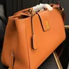 Nya kvinnor designer väska på väskor äkta leaterretro mångsidig fashionabla metallbokstäver axelväskor stor kapacitet shopping plånbok handväska