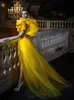 Fashion Yellow Ladies Prom Dress 2024 V-hals Ruffles Tiered Sash Satin Tulle Evening Formal Quinceanera klänningar Kändisstil Vestidos de fieast