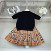 Lüks Bebek Trailtsits Tasarımcı Kız Elbiseleri Setler Boyut 100-150 cm 3pcs Örme Kısa Kollu ve Hırka ve Damalı Etek DEC05